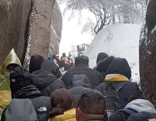 Hàng nghìn du khách "đóng băng" khi mắc kẹt trên đỉnh núi